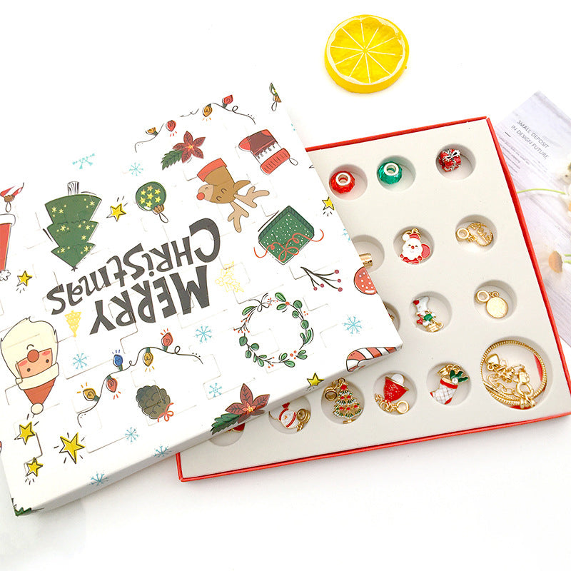 "Adventskalender för flickor med DIY-armband och julmotiv som jultomtar och snöflingor, perfekt för julnedräkning."