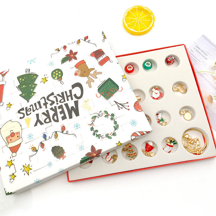 "Adventskalender för flickor med DIY-armband och julmotiv som jultomtar och snöflingor, perfekt för julnedräkning."