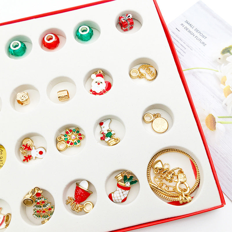 "Adventskalender för flickor med DIY-armband och julmotiv som jultomtar och snöflingor, perfekt för julnedräkning."
