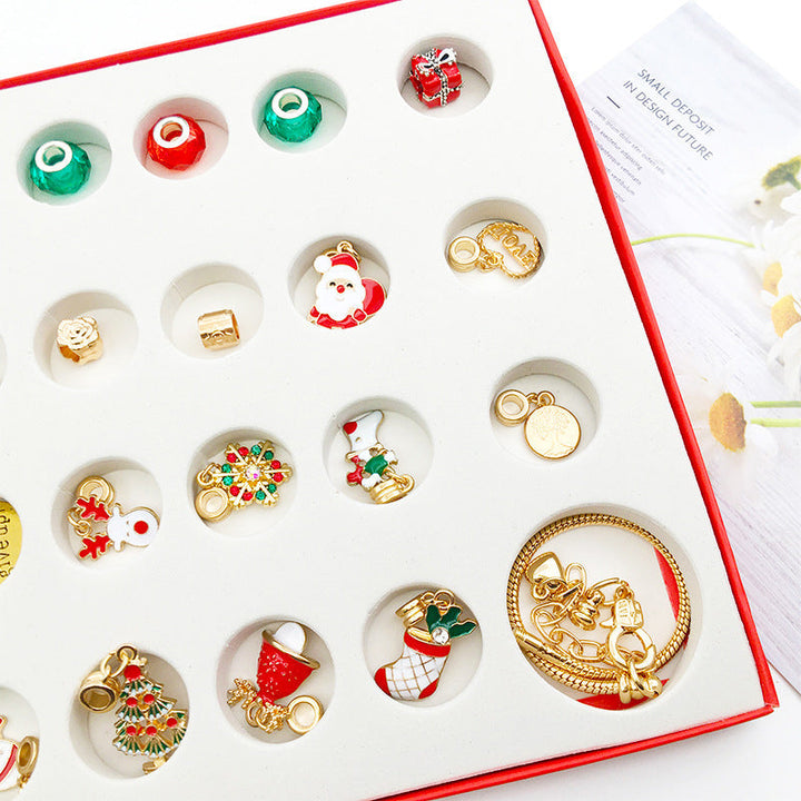 "Adventskalender för flickor med DIY-armband och julmotiv som jultomtar och snöflingor, perfekt för julnedräkning."