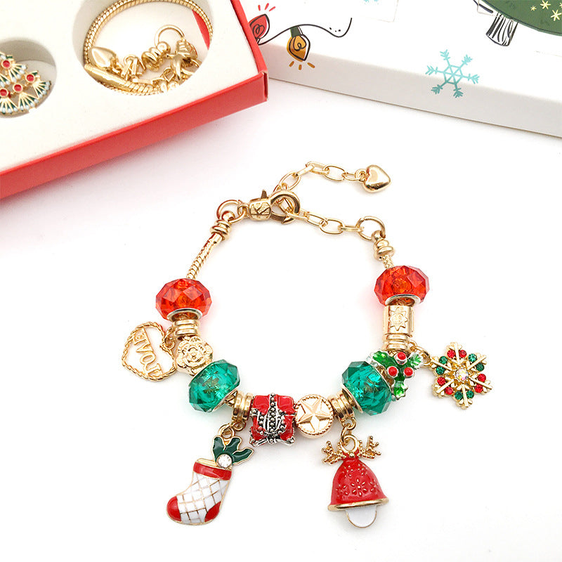"Adventskalender för flickor med DIY-armband och julmotiv som jultomtar och snöflingor, perfekt för julnedräkning."