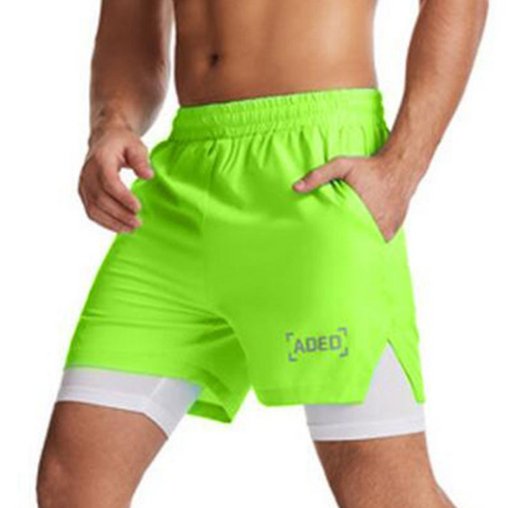"Andningsbara dubbellager sportshorts för herrar med elastisk passform, praktiska fickor och inbyggda komprimerande tights."