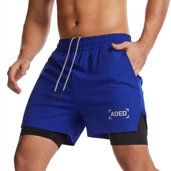 "Andningsbara dubbellager sportshorts för herrar med elastisk passform, praktiska fickor och inbyggda komprimerande tights."