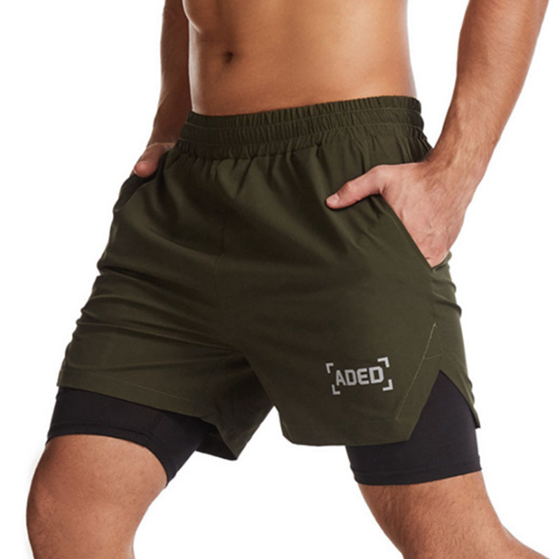 "Andningsbara dubbellager sportshorts för herrar med elastisk passform, praktiska fickor och inbyggda komprimerande tights."