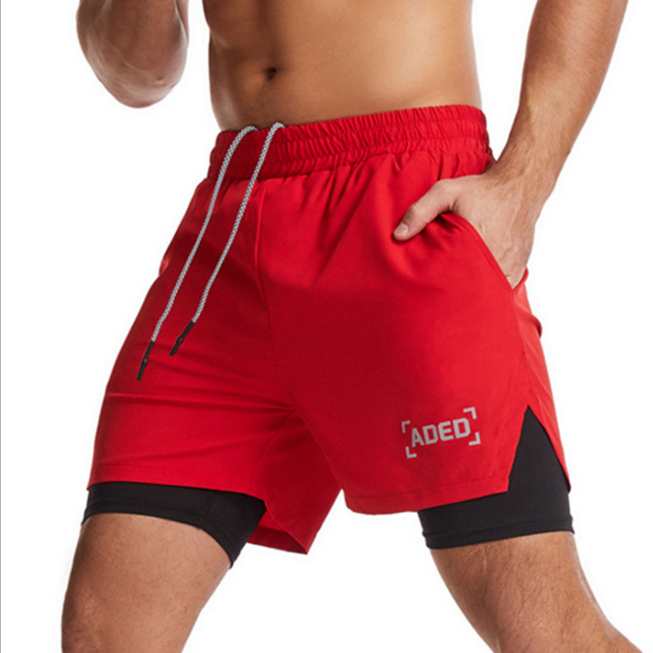 "Andningsbara dubbellager sportshorts för herrar med elastisk passform, praktiska fickor och inbyggda komprimerande tights."