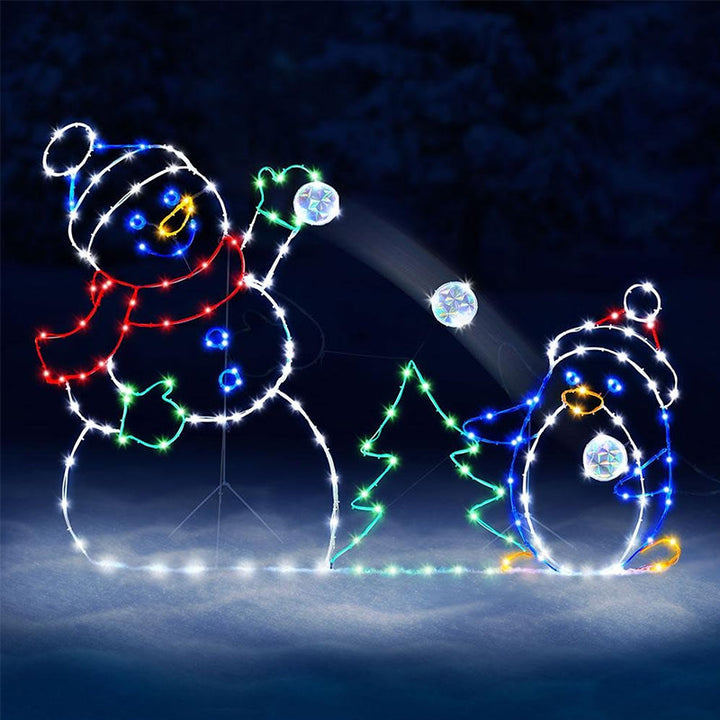 "Animerad snöbollsljus med snögubbe och pingvin, lysande med 195 LED, för festlig utomhus vinterdekoration."