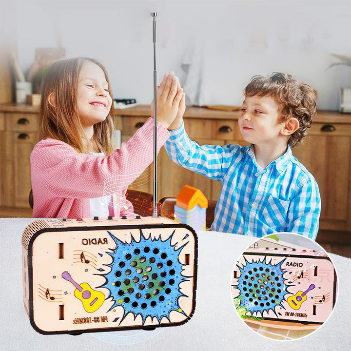 Anpassningsbar DIY-radio för barn och vuxna, trä och elektroniska komponenter, samlas själv, pedagogiskt teknikprojekt.