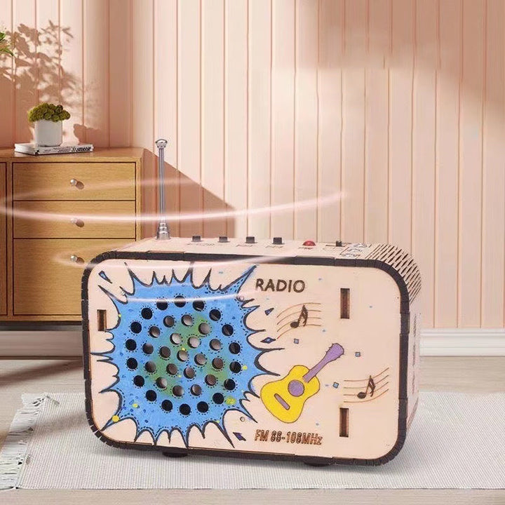 Anpassningsbar DIY-radio för barn och vuxna, trä och elektroniska komponenter, samlas själv, pedagogiskt teknikprojekt.