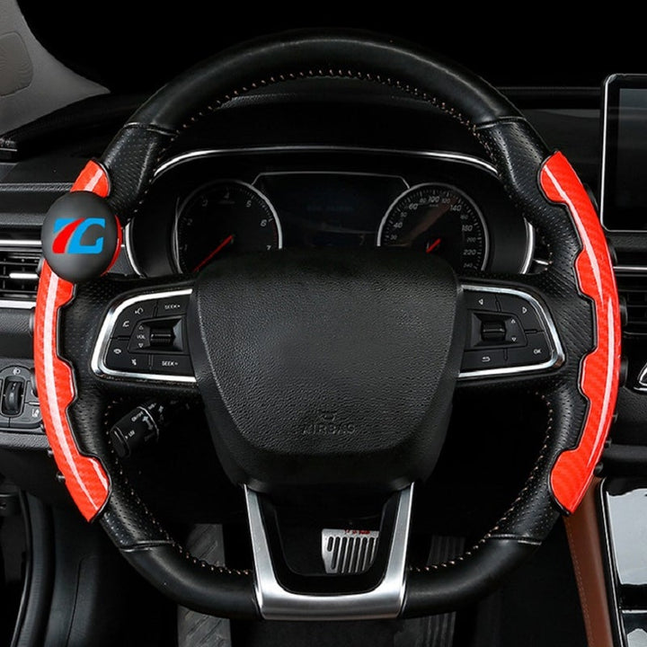 "Antisladd rattkåpa med bekvämt grepp för booster, elegant design i röd, svart och blå färg, förbättrad körkomfort."