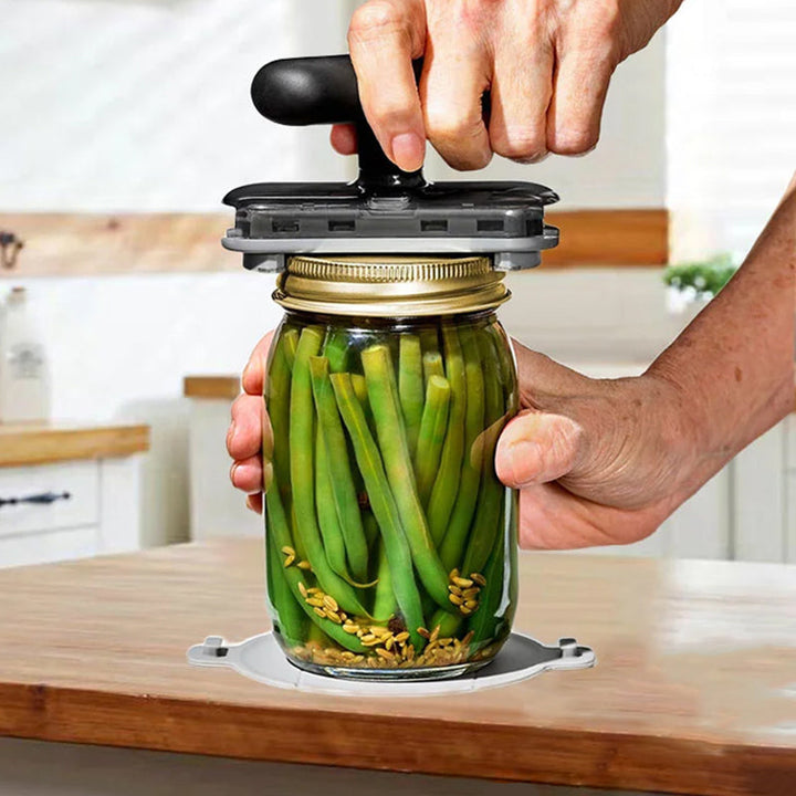 "Arbetsbesparande burköppnare med ergonomiskt handtag, rostfritt stål, justerbar för olika kapsylstorlekar."