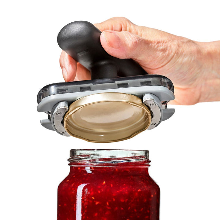 "Arbetsbesparande burköppnare med ergonomiskt handtag, rostfritt stål, justerbar för olika kapsylstorlekar."