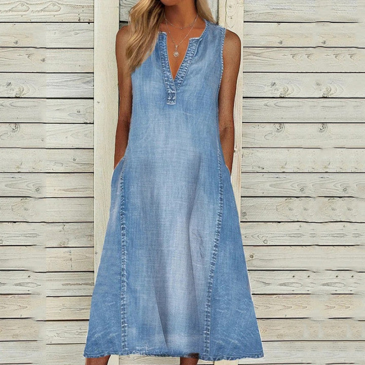 "Ärmlös V-ringad denimklänning för kvinnor, mjukt material, moderiktig design för sommar."