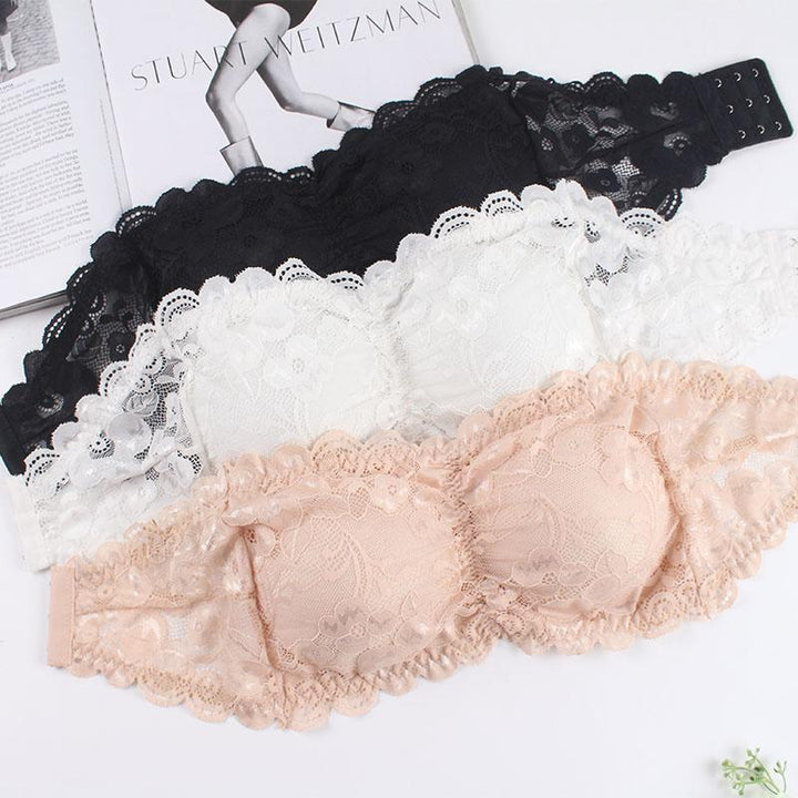 "Axelbandslös dam bandeau BH i spets och spandex, vit färg, elegant spetsmönster, perfekt för sommargarderoben."