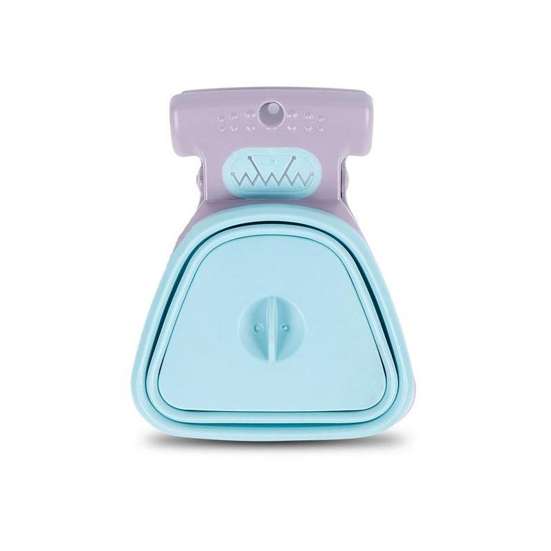 "Bärbar pooper scooper för hundar, plast, blå färg, med inbyggt påsfack. Praktisk för promenader, håller händerna rena."