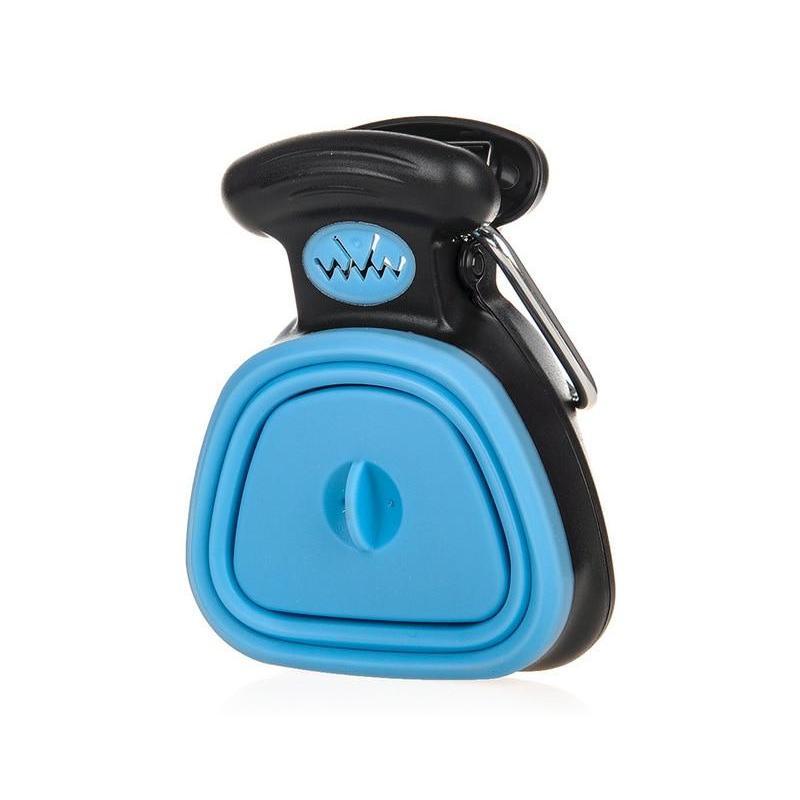 "Bärbar pooper scooper för hundar, plast, blå färg, med inbyggt påsfack. Praktisk för promenader, håller händerna rena."
