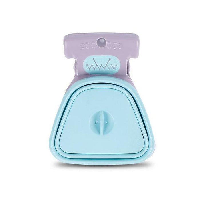 "Bärbar pooper scooper för hundar, plast, blå färg, med inbyggt påsfack. Praktisk för promenader, håller händerna rena."