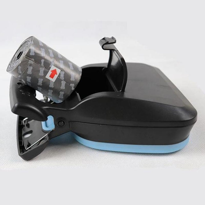 "Bärbar pooper scooper för hundar, plast, blå färg, med inbyggt påsfack. Praktisk för promenader, håller händerna rena."