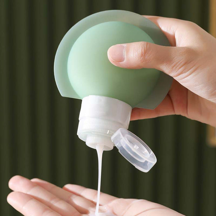 "Bärbar silikonflaska för resor med stor öppning, lätt att fylla. Perfekt accessoar för schampo och lotion på resan."