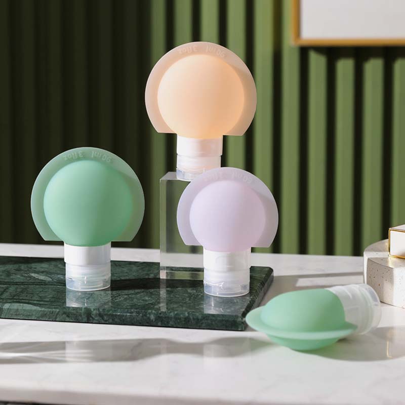 "Bärbar silikonflaska för resor med stor öppning, lätt att fylla. Perfekt accessoar för schampo och lotion på resan."