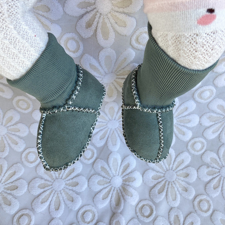 "Bebis vinterstrumpor med anti-slip, fodrade i bomullsull, hög rör design, elastisk passform i ljusa färger."