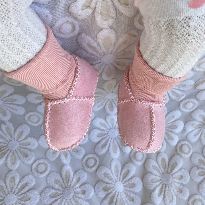 "Bebis vinterstrumpor med anti-slip, fodrade i bomullsull, hög rör design, elastisk passform i ljusa färger."