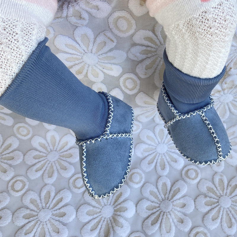 "Bebis vinterstrumpor med anti-slip, fodrade i bomullsull, hög rör design, elastisk passform i ljusa färger."