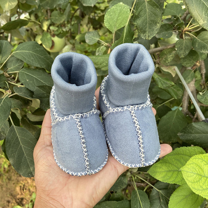 "Bebis vinterstrumpor med anti-slip, fodrade i bomullsull, hög rör design, elastisk passform i ljusa färger."