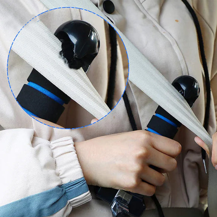 "Bilstödshandtag fäst på bildörr med halkfritt grepp och inbyggd säkerhetsfunktion för enkel och säker utstigning."