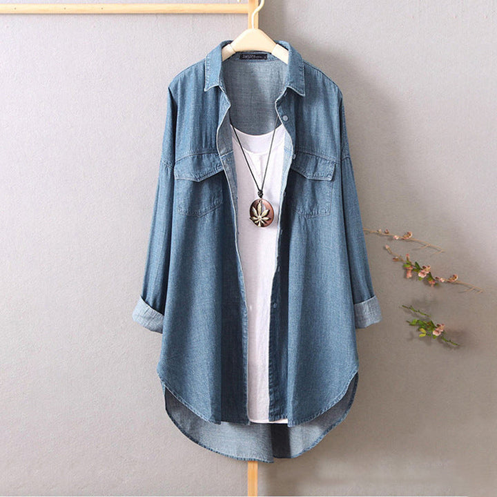 "Blå herrskjorta med lång ärm, lapelkrage och fickor, stilren design, perfekt för både arbete och fritid."