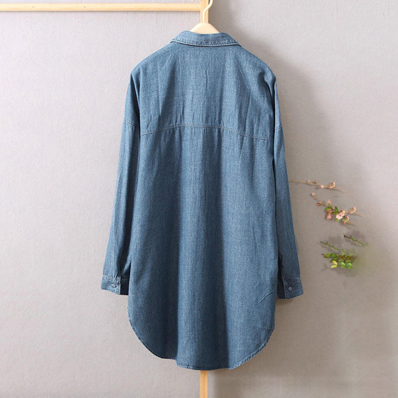 "Blå herrskjorta med lång ärm, lapelkrage och fickor, stilren design, perfekt för både arbete och fritid."