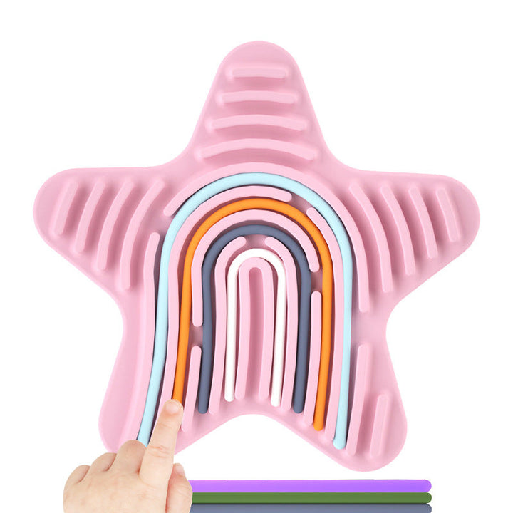 "Blå och rosa sensorisk aktivitetstavla för barn, silikonmaterial, unika former, hjärta och stjärna, främjar finmotorik."