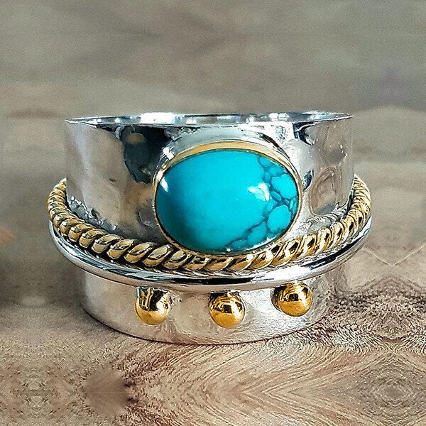 Bred silverring med turkos sten, vintage design. Perfekt för kvinnor som söker elegant accessoar.