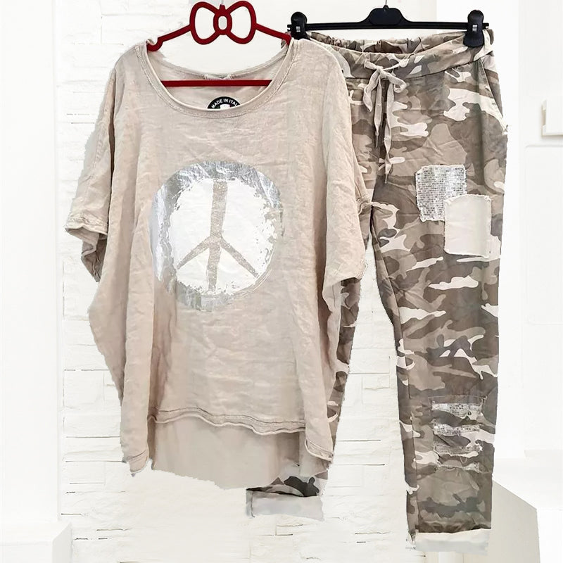 "Camo tvådelad damdräkt med fredstecken, mjukt polyester, chic och tidlös design, perfekt för sommarens casual stil."