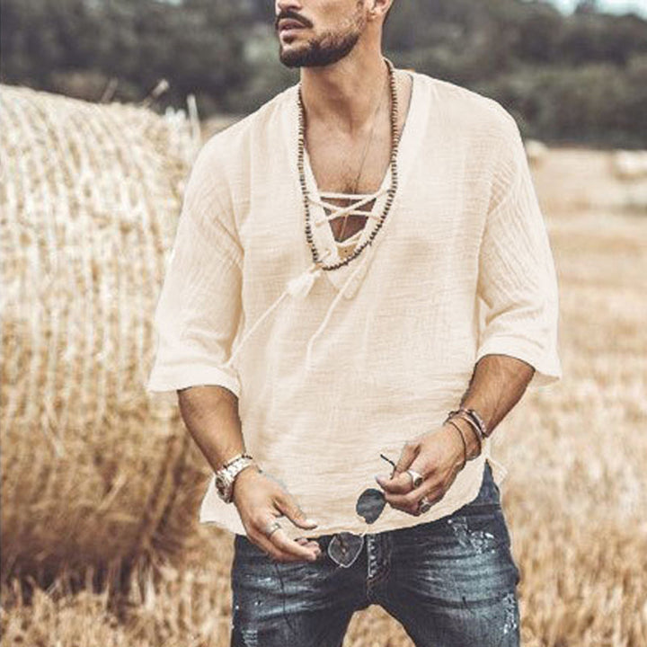 "Casual herrskjorta i bomull med kort ärm och V-ringning, stilren design, perfekt för sommar och avslappnade tillfällen."