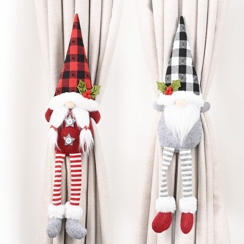 "Charmiga julgardinspännen med tomte- och snögubbemotiv i röd och grå polyester för festlig juldekoration."