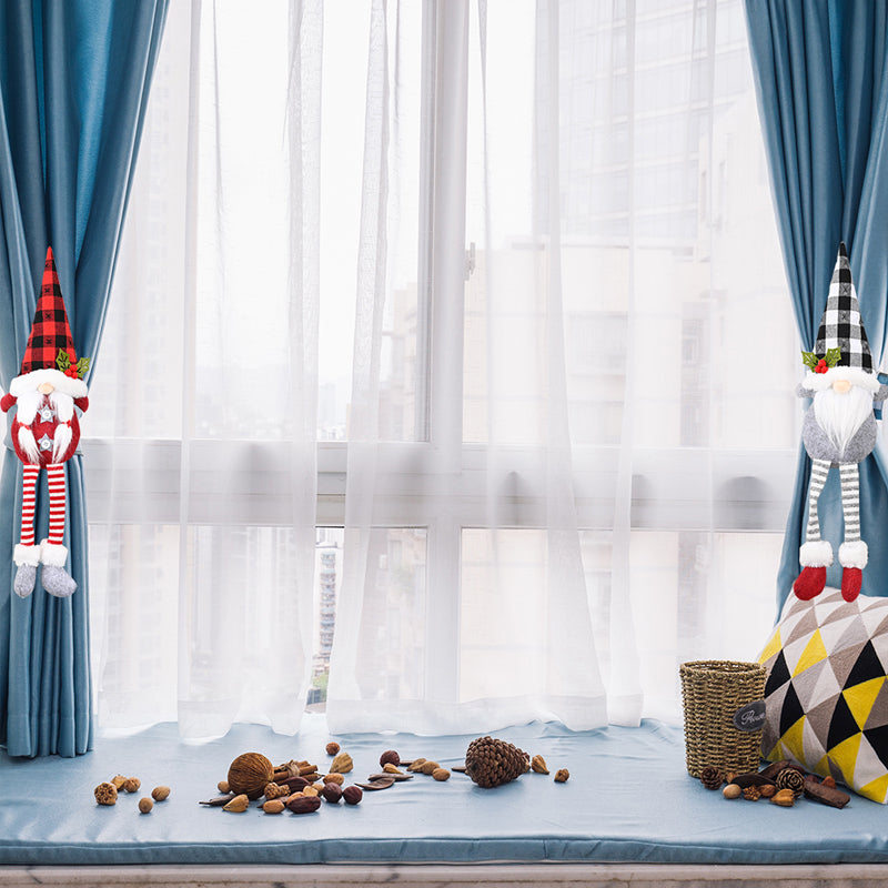 "Charmiga julgardinspännen med tomte- och snögubbemotiv i röd och grå polyester för festlig juldekoration."