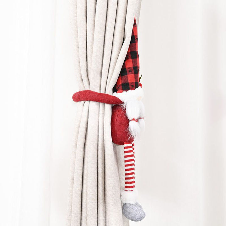 "Charmiga julgardinspännen med tomte- och snögubbemotiv i röd och grå polyester för festlig juldekoration."