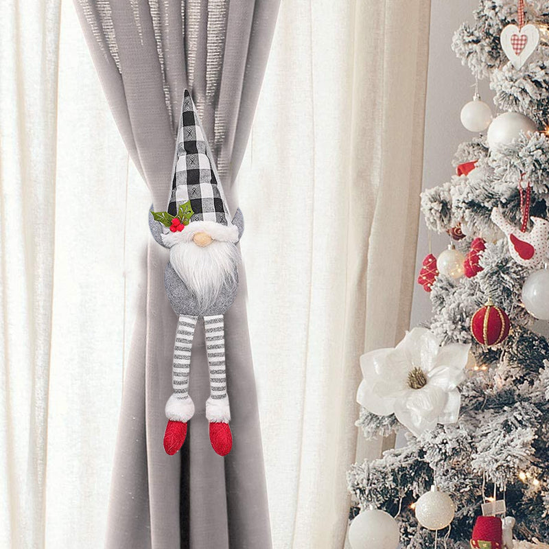 "Charmiga julgardinspännen med tomte- och snögubbemotiv i röd och grå polyester för festlig juldekoration."