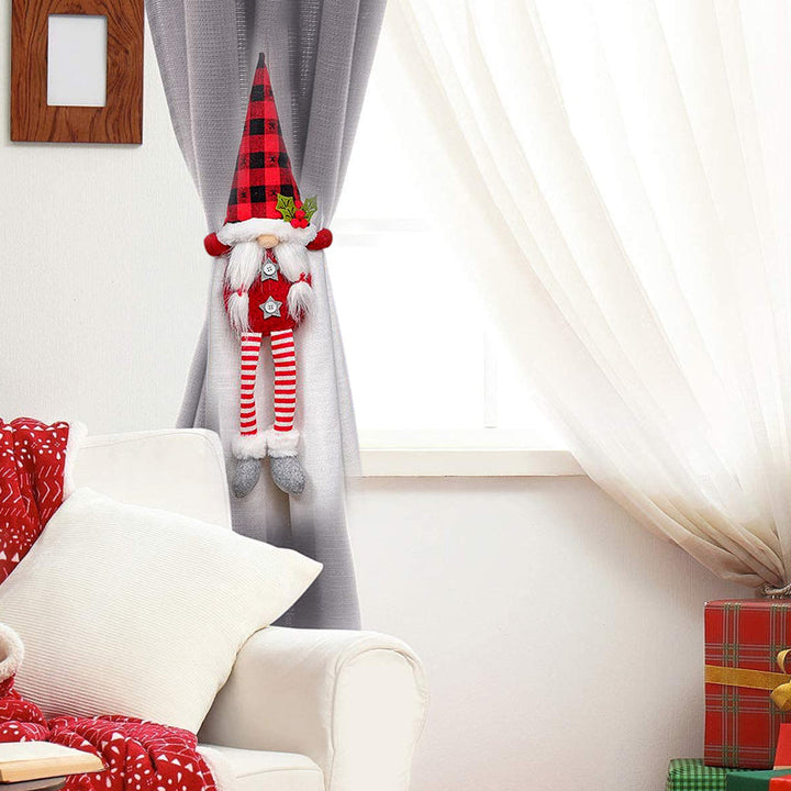 "Charmiga julgardinspännen med tomte- och snögubbemotiv i röd och grå polyester för festlig juldekoration."