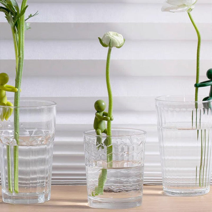 "Charmigt växtstöd för unga stjälkar i plast, ger estetiskt och funktionellt stöd till inomhusträdgårdar."