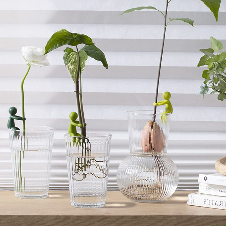 "Charmigt växtstöd för unga stjälkar i plast, ger estetiskt och funktionellt stöd till inomhusträdgårdar."