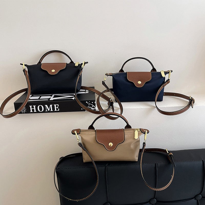 "Colorblock Mini Crossbody-väska för kvinnor, blått, svart och khaki mönster, slitstarkt nylon, justerbar rem."