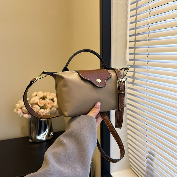 "Colorblock Mini Crossbody-väska för kvinnor, blått, svart och khaki mönster, slitstarkt nylon, justerbar rem."