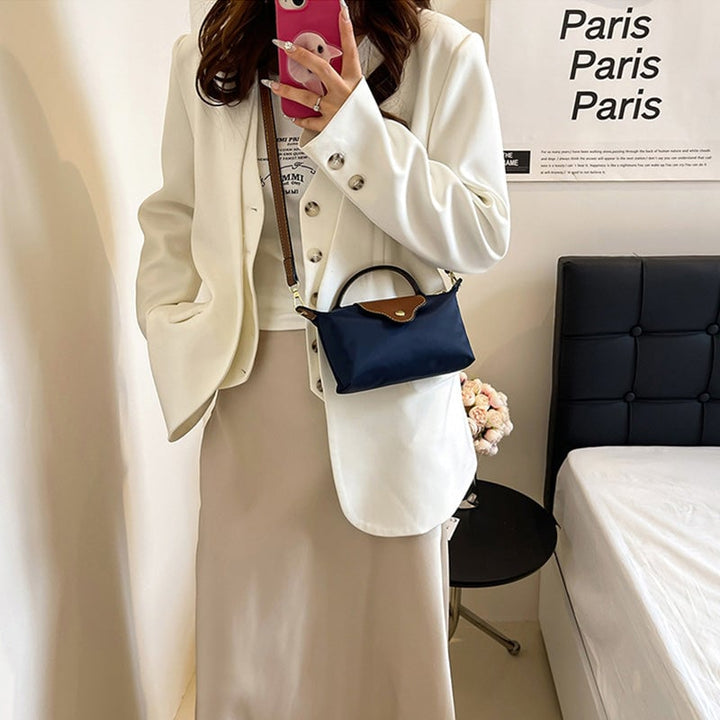 "Colorblock Mini Crossbody-väska för kvinnor, blått, svart och khaki mönster, slitstarkt nylon, justerbar rem."