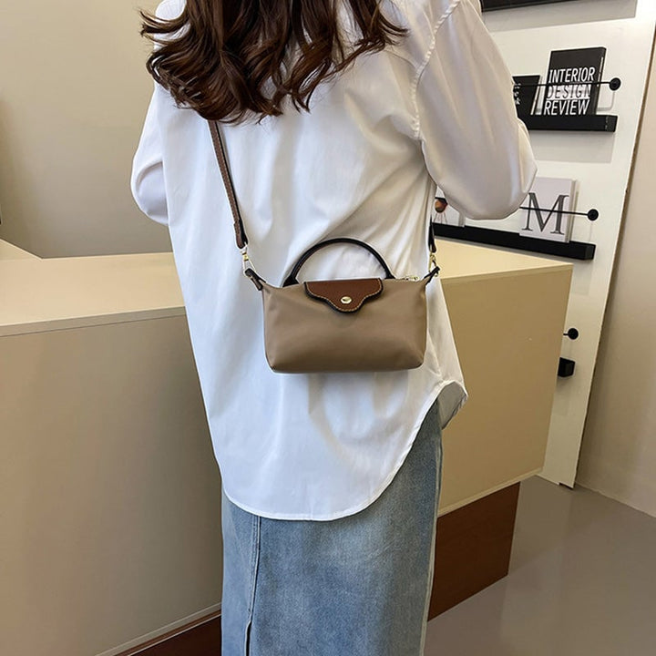 "Colorblock Mini Crossbody-väska för kvinnor, blått, svart och khaki mönster, slitstarkt nylon, justerbar rem."