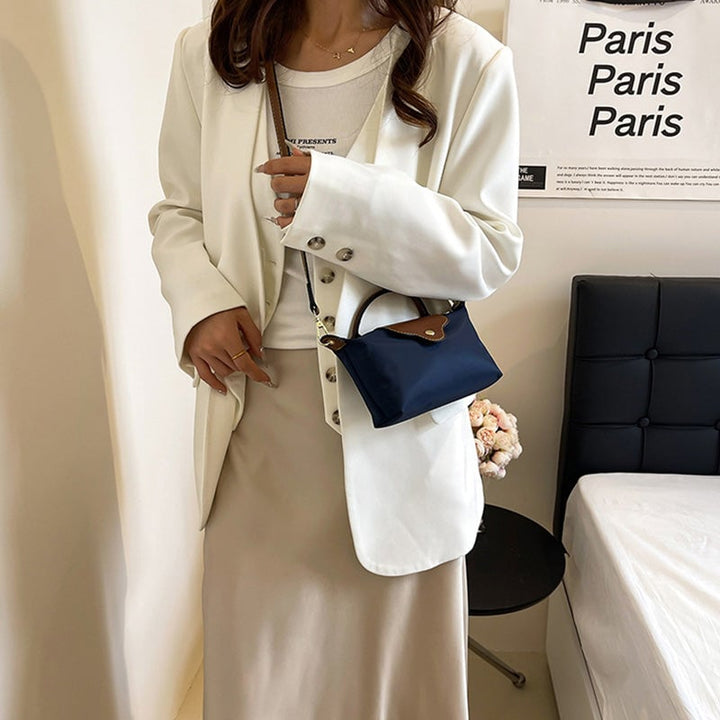 "Colorblock Mini Crossbody-väska för kvinnor, blått, svart och khaki mönster, slitstarkt nylon, justerbar rem."