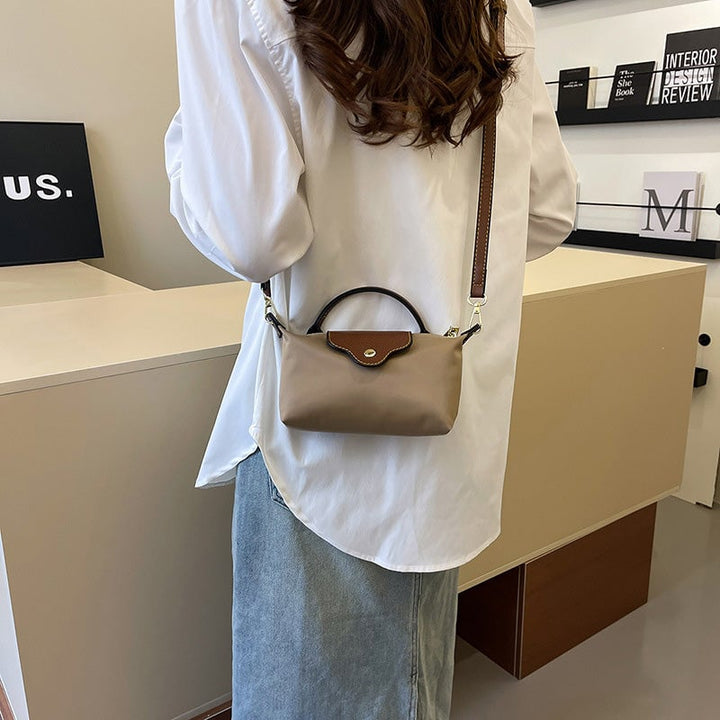 "Colorblock Mini Crossbody-väska för kvinnor, blått, svart och khaki mönster, slitstarkt nylon, justerbar rem."