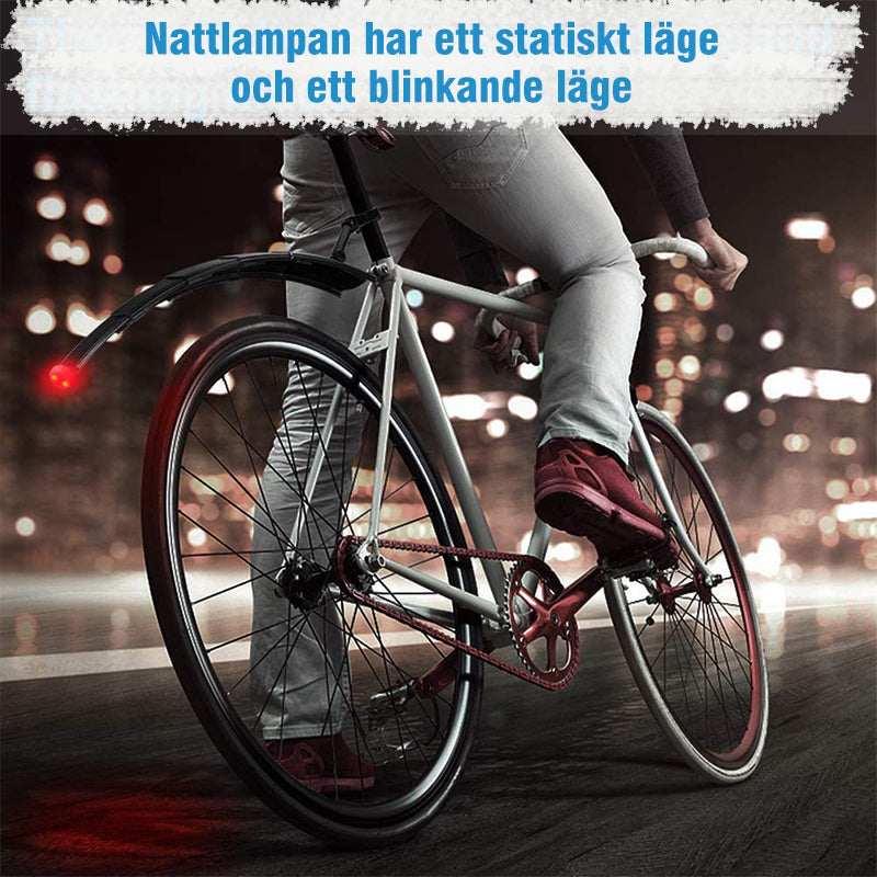 "Cykel stänkskydd, justerbart och vattentätt, med inbyggt bakljus, i svart plast för optimal säkerhet och synlighet."