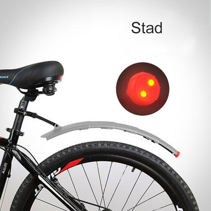 "Cykel stänkskydd, justerbart och vattentätt, med inbyggt bakljus, i svart plast för optimal säkerhet och synlighet."