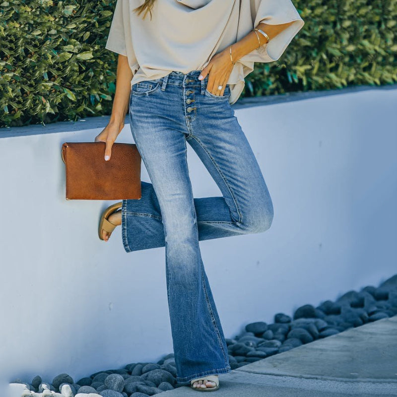 "Dam högmidjade 70-tals flare jeans, vintage stil, blå denim med smickrande passform och böjda midjesömmar."